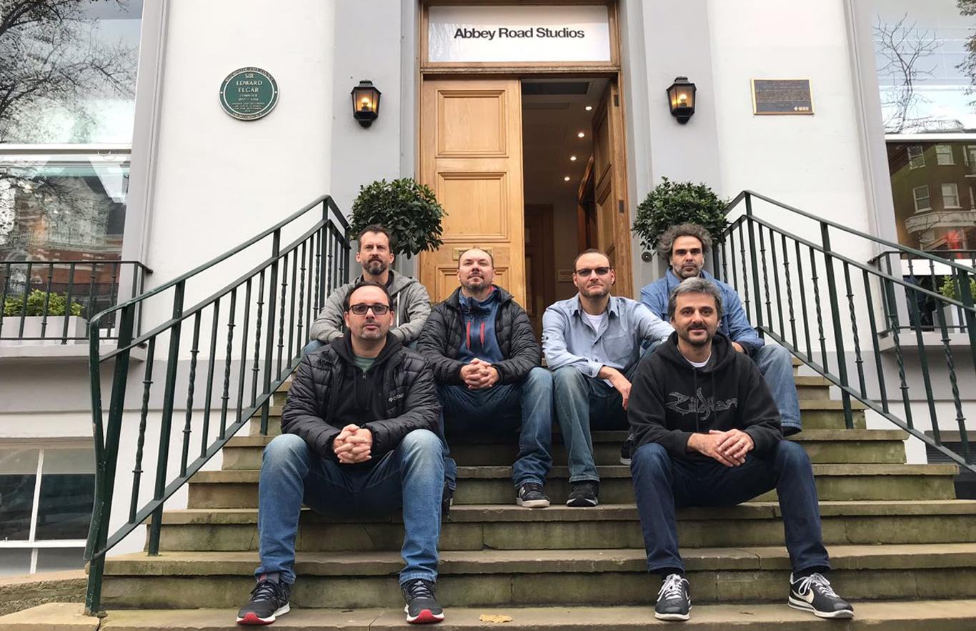 Escalandrum en la escalinata de Abbey Road Studios, Londres